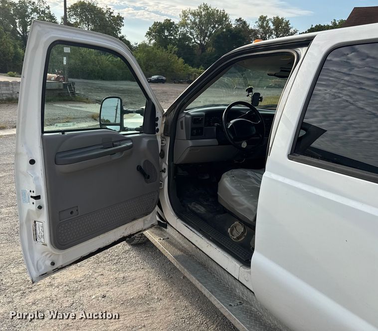 image for item EV1990 1999 Ford F550 Super Duty Crew Cab flatbed truck