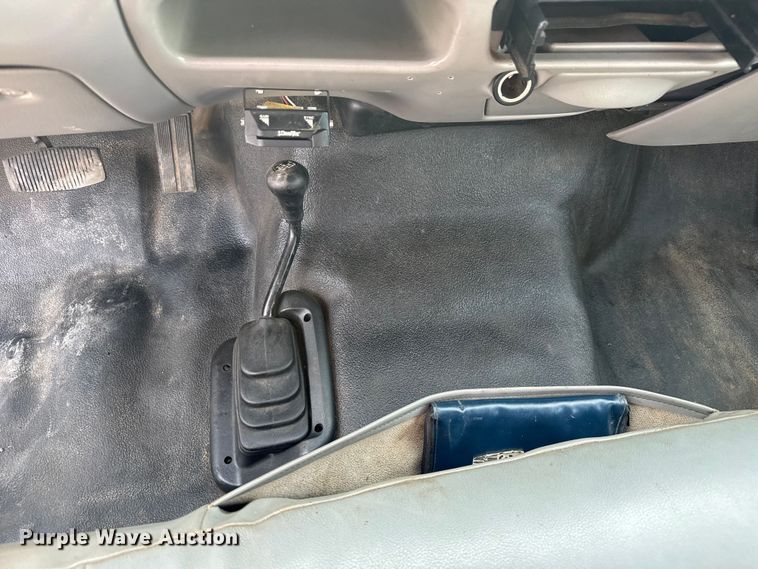 image for item EV1990 1999 Ford F550 Super Duty Crew Cab flatbed truck