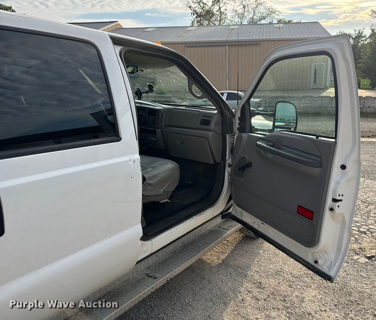 image for item EV1990 1999 Ford F550 Super Duty Crew Cab flatbed truck