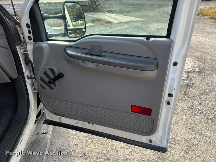 image for item EV1990 1999 Ford F550 Super Duty Crew Cab flatbed truck