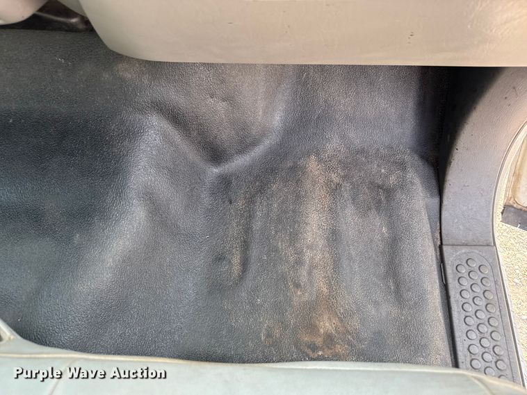 image for item EV1990 1999 Ford F550 Super Duty Crew Cab flatbed truck