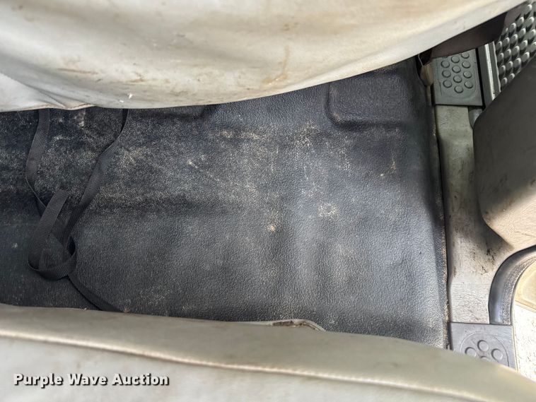 image for item EV1990 1999 Ford F550 Super Duty Crew Cab flatbed truck