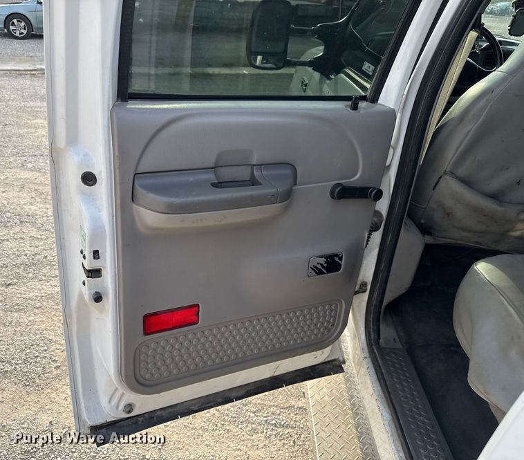 image for item EV1990 1999 Ford F550 Super Duty Crew Cab flatbed truck