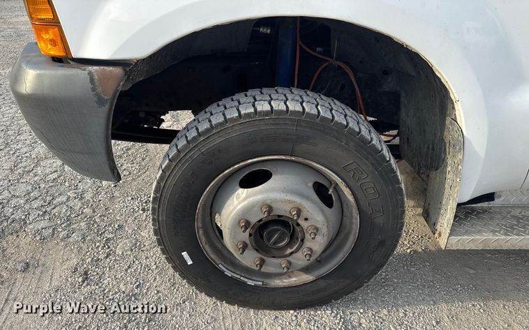 image for item EV1990 1999 Ford F550 Super Duty Crew Cab flatbed truck