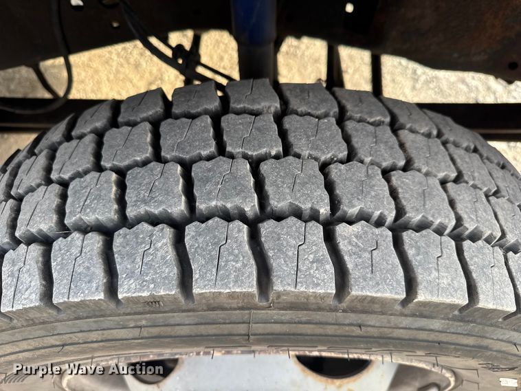 image for item EV1990 1999 Ford F550 Super Duty Crew Cab flatbed truck