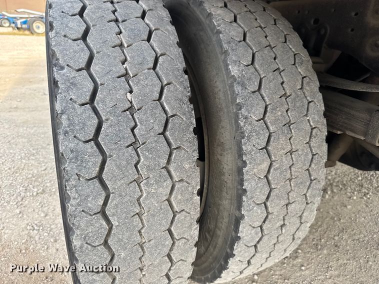 image for item EV1990 1999 Ford F550 Super Duty Crew Cab flatbed truck