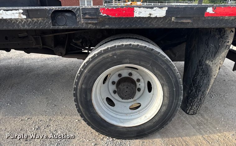 image for item EV1990 1999 Ford F550 Super Duty Crew Cab flatbed truck