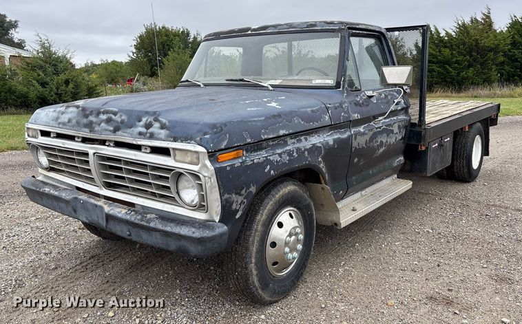 image for item EV3077 1973 Ford F350 flatbed pickup truck
