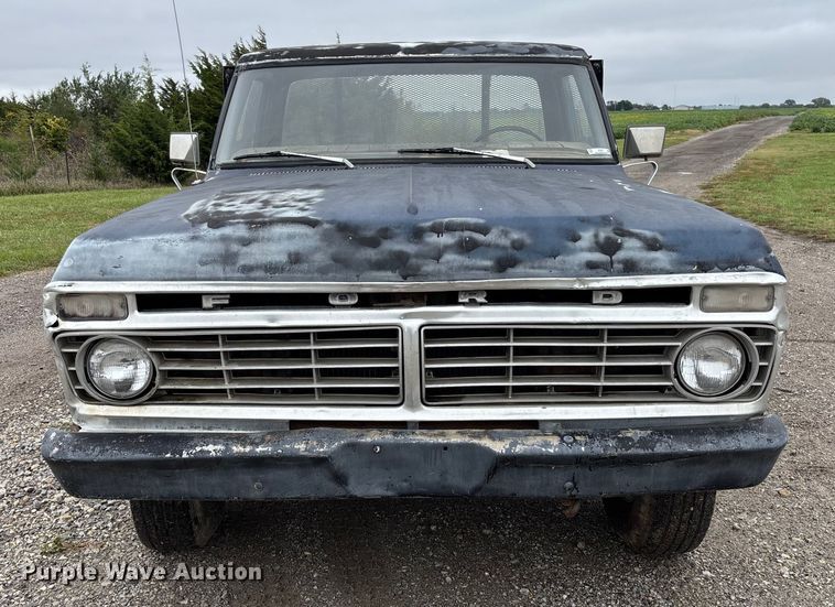 image for item EV3077 1973 Ford F350 flatbed pickup truck