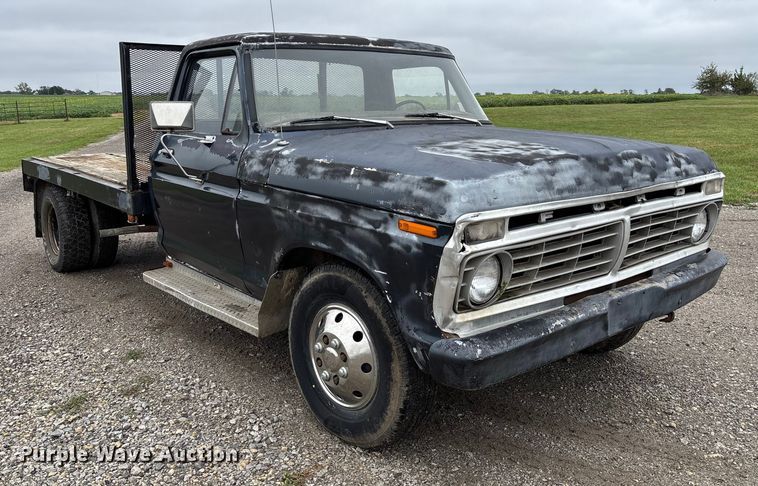 image for item EV3077 1973 Ford F350 flatbed pickup truck