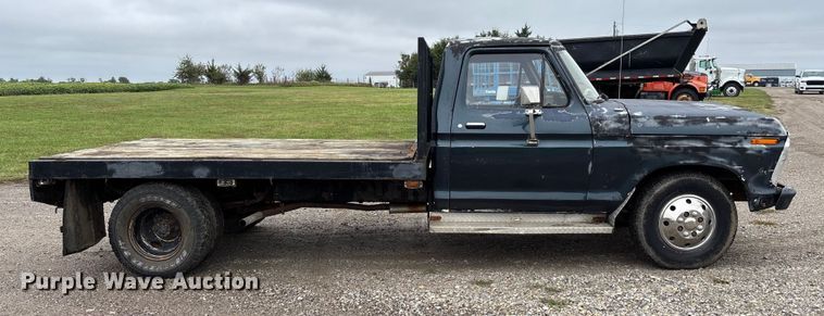 image for item EV3077 1973 Ford F350 flatbed pickup truck