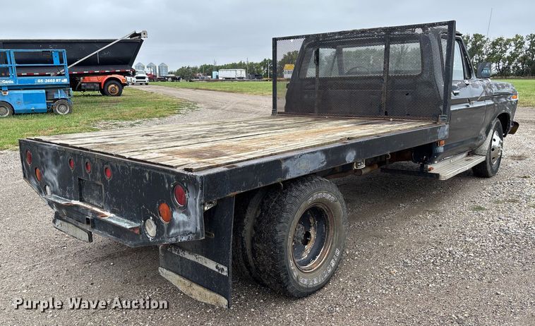 image for item EV3077 1973 Ford F350 flatbed pickup truck