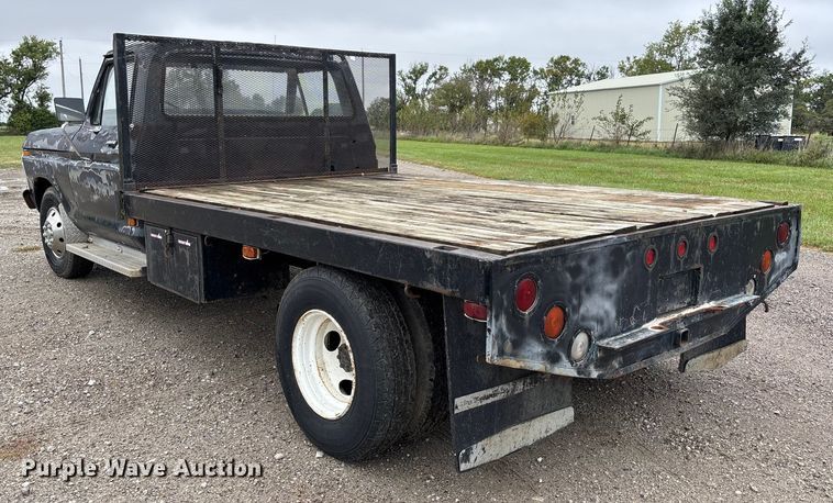 image for item EV3077 1973 Ford F350 flatbed pickup truck