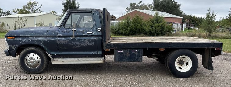 image for item EV3077 1973 Ford F350 flatbed pickup truck