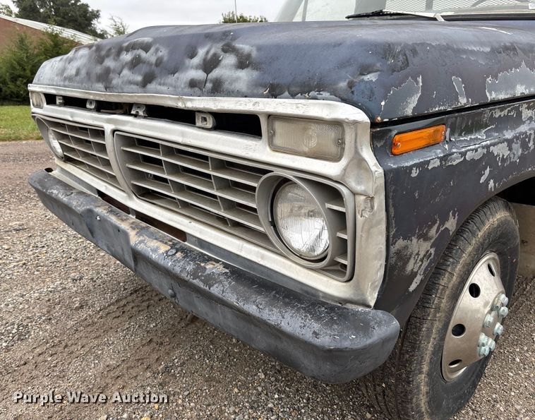image for item EV3077 1973 Ford F350 flatbed pickup truck