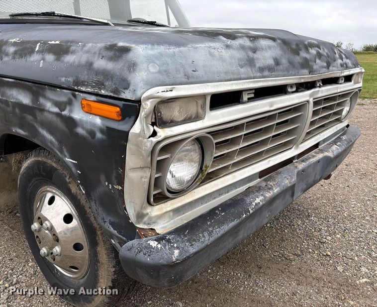 image for item EV3077 1973 Ford F350 flatbed pickup truck