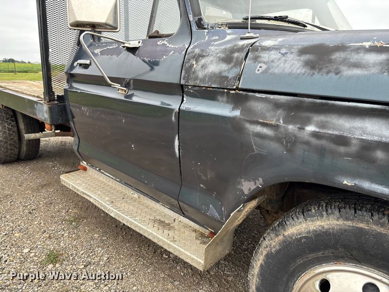 image for item EV3077 1973 Ford F350 flatbed pickup truck