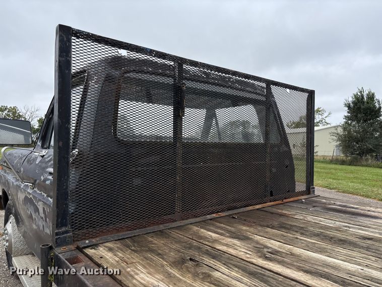 image for item EV3077 1973 Ford F350 flatbed pickup truck