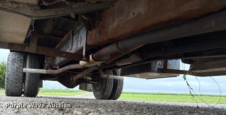 image for item EV3077 1973 Ford F350 flatbed pickup truck