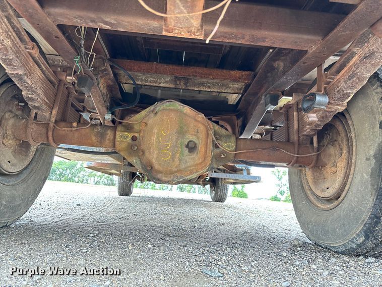image for item EV3077 1973 Ford F350 flatbed pickup truck