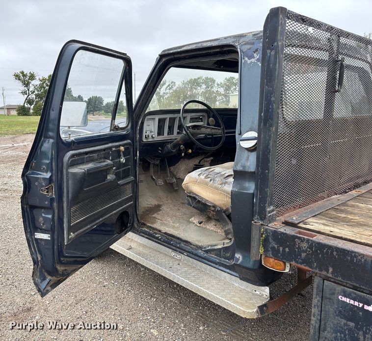 image for item EV3077 1973 Ford F350 flatbed pickup truck