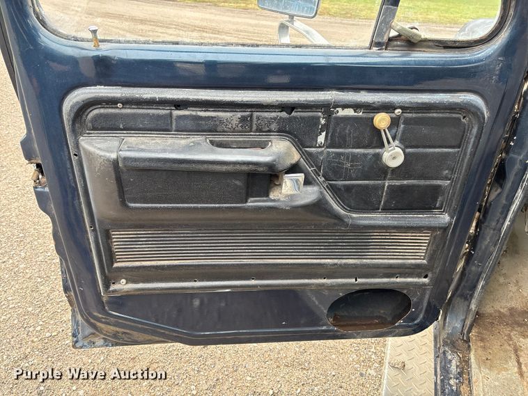 image for item EV3077 1973 Ford F350 flatbed pickup truck