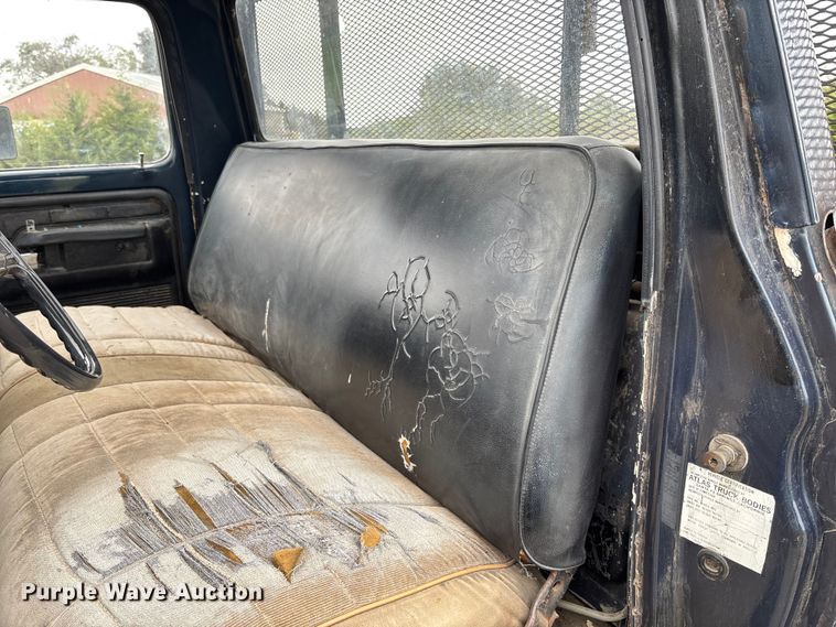 image for item EV3077 1973 Ford F350 flatbed pickup truck