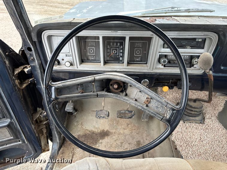 image for item EV3077 1973 Ford F350 flatbed pickup truck