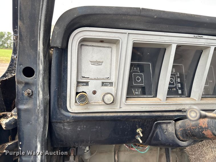 image for item EV3077 1973 Ford F350 flatbed pickup truck