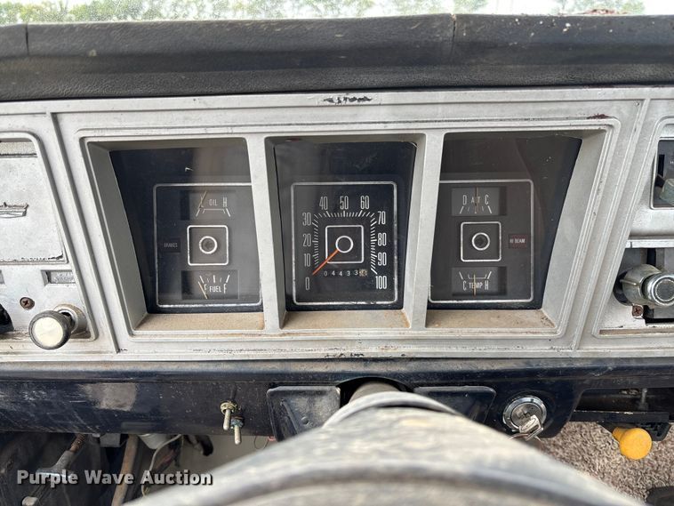 image for item EV3077 1973 Ford F350 flatbed pickup truck