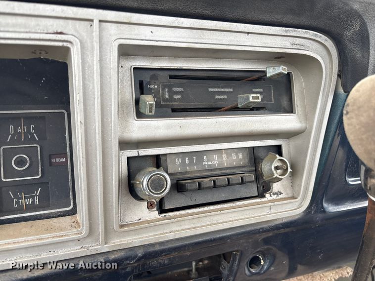 image for item EV3077 1973 Ford F350 flatbed pickup truck