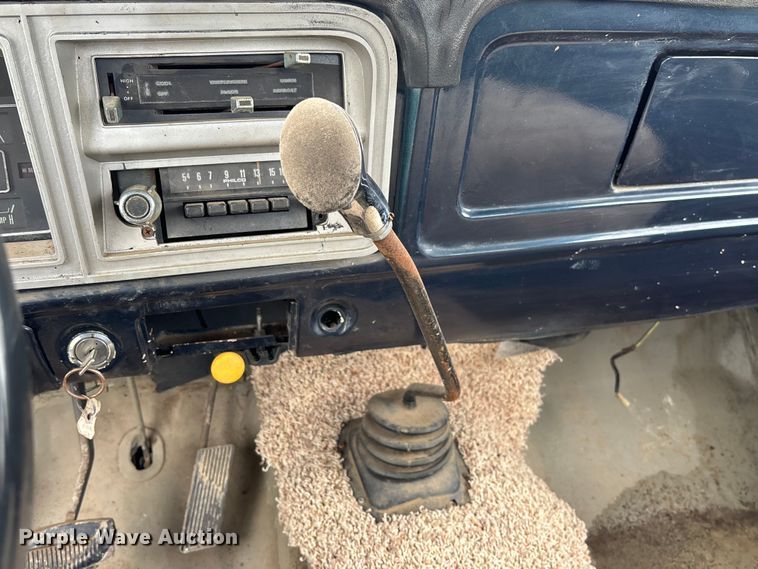 image for item EV3077 1973 Ford F350 flatbed pickup truck