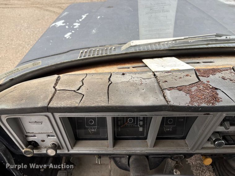 image for item EV3077 1973 Ford F350 flatbed pickup truck