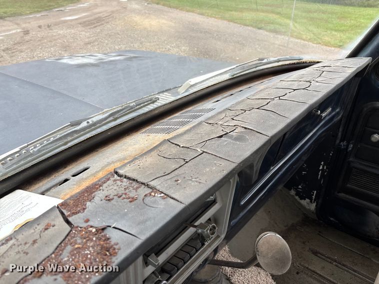 image for item EV3077 1973 Ford F350 flatbed pickup truck