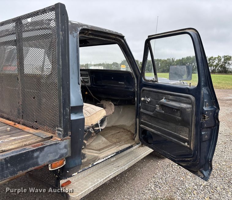 image for item EV3077 1973 Ford F350 flatbed pickup truck