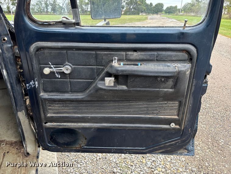 image for item EV3077 1973 Ford F350 flatbed pickup truck