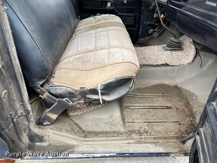 image for item EV3077 1973 Ford F350 flatbed pickup truck