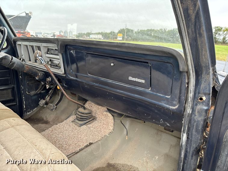 image for item EV3077 1973 Ford F350 flatbed pickup truck