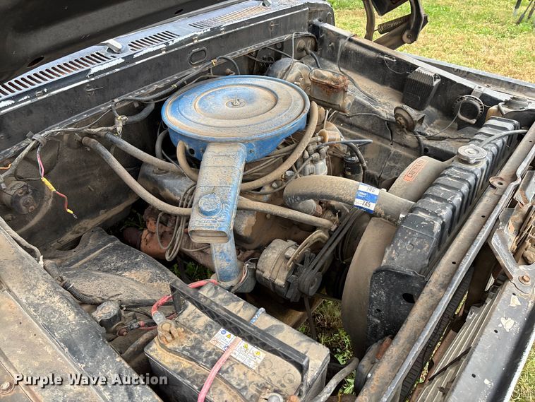 image for item EV3077 1973 Ford F350 flatbed pickup truck
