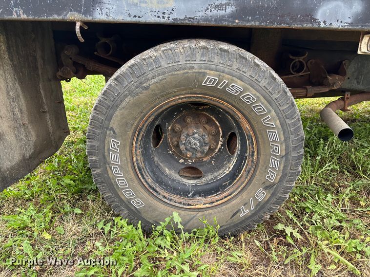 image for item EV3077 1973 Ford F350 flatbed pickup truck