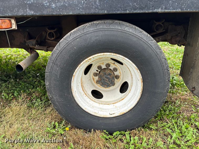 image for item EV3077 1973 Ford F350 flatbed pickup truck