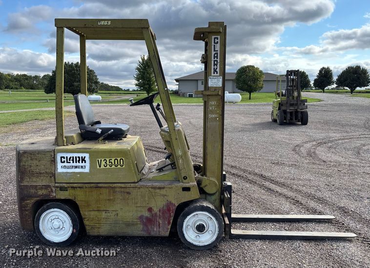 image for item EV3082 Clark C500-50 forklift