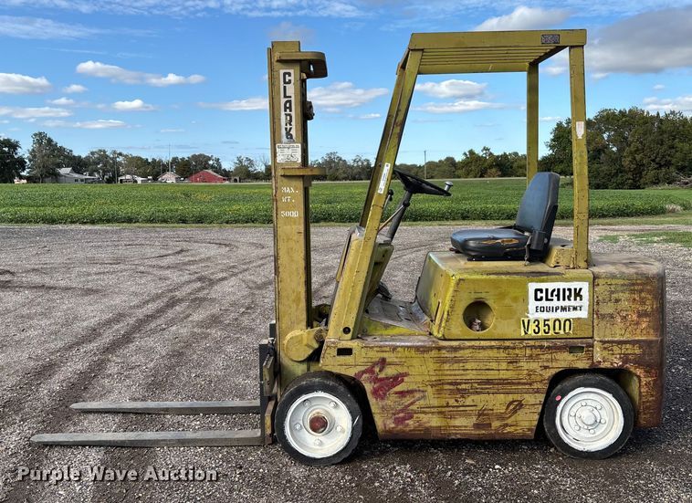 image for item EV3082 Clark C500-50 forklift