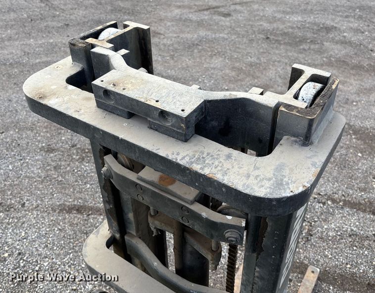 image for item EV3083 Clark C500-Y40 forklift