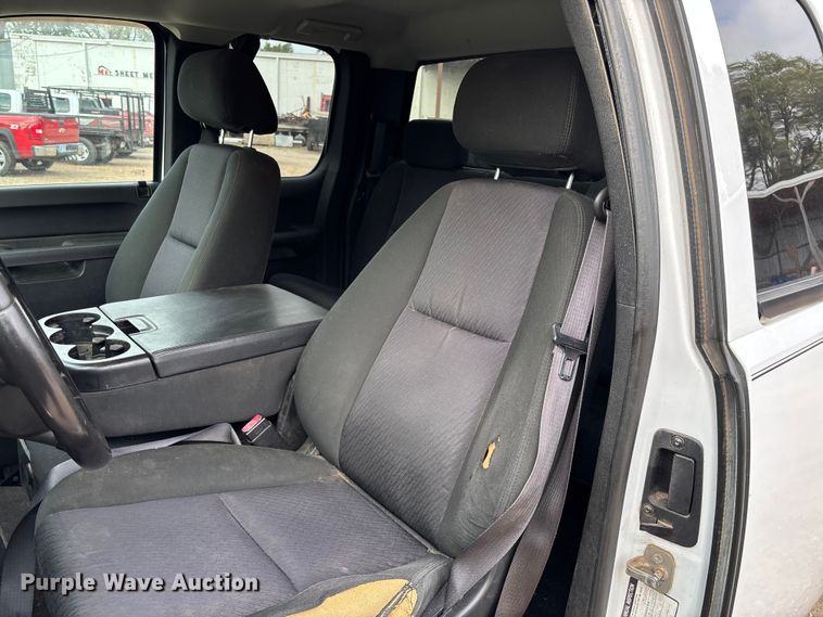 image for item EV3094 2013 Chevrolet Silverado 2500HD Ext. Cab pickup truck