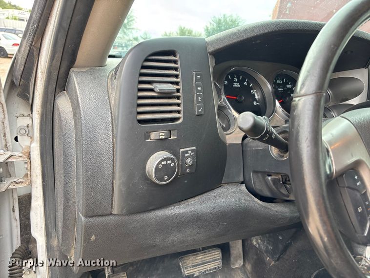 image for item EV3094 2013 Chevrolet Silverado 2500HD Ext. Cab pickup truck