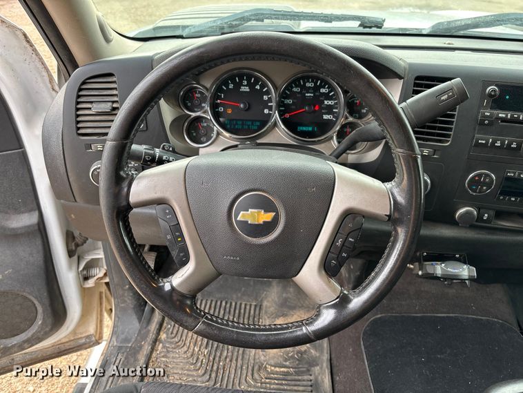 image for item EV3094 2013 Chevrolet Silverado 2500HD Ext. Cab pickup truck