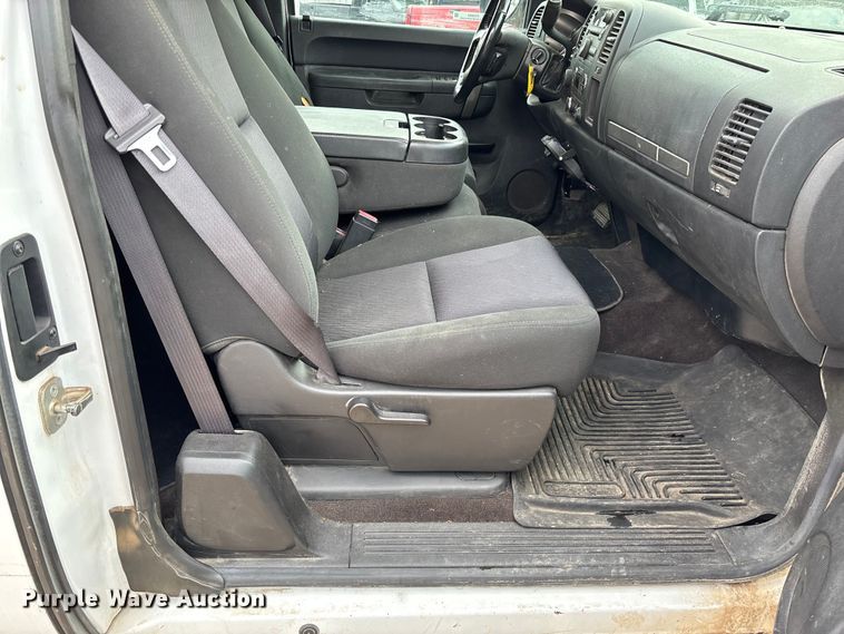 image for item EV3094 2013 Chevrolet Silverado 2500HD Ext. Cab pickup truck