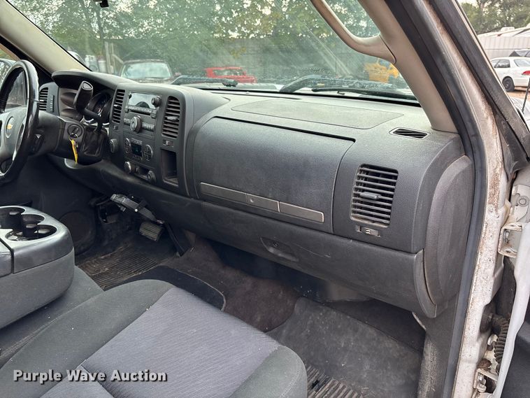 image for item EV3094 2013 Chevrolet Silverado 2500HD Ext. Cab pickup truck