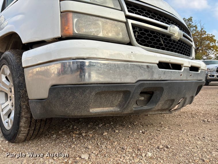 image for item EV3095 2006 Chevrolet Silverado 1500 Crew Cab pickup truck